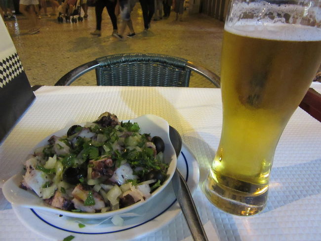 適当に駅から近いお店へ。<br />生ビールとタコのサラダでチップ込み13ユーロ。