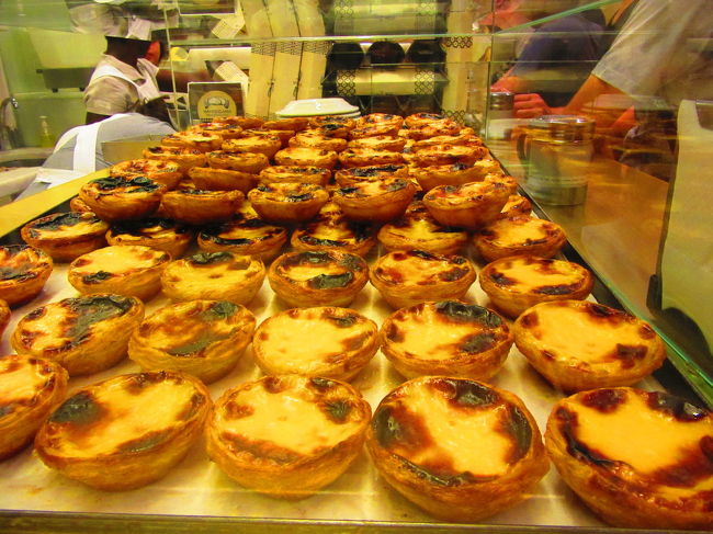 「Manteigaria Fabrica de pasteis de Nata」にてナタを購入。お持ち帰りは偶数個で1個1ユーロ。