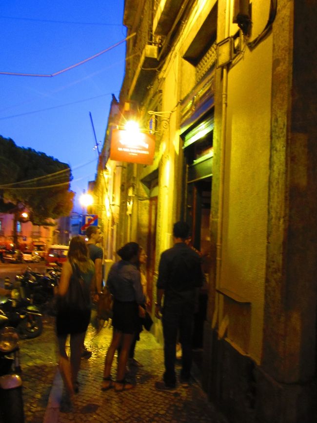 ８時過ぎ、行こうとしたお店は行列が…残念！諦めて違うお店へ。