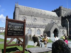 キルケニーの町へ移動し、初めは聖カニス教会の見学です。