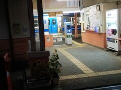 都留は30年近く前に一度来た事があった。高校の同級生が都留文科大学に進学し、遊びに行ったのだ。それで、なんとなく懐かしくて、あえて都留に宿を取った。
町並みは大幅に変わっていてほとんど分からない。何か所かなんとなく覚えのあるカーブだとかそういうものはあった。当時あった銭湯は改装されて今も営業していた。ここに入るつもりだったが、ホテルの人が、大浴場のスイッチ入れるからとそちらを使わせてもらい、銭湯には入らなかった。
夕飯は銭湯の隣の食堂に入ろうと思ったが、店員が誰もおらず、ネタケースも空だったので、そのまま出ると、すぐ裏に焼き鳥屋があった。お店の名前はメモしておらず分からない。ネットでも見つからなかった。焼き鳥の値段は普通だが、お酒が安めで水割りは濃いめにしてもらっても同じ値段。居心地も良かった。
その後、「伊万里」という居酒屋でうどんを食べたが、これもなかなか良かった。