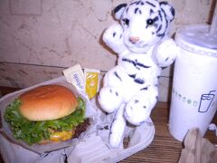 　Shack Burger　せっかくNYに来るので日本で未だ試していなかったので楽しみにしていました。おいしかったです。
注文の際に名前を聞かれました。外国人にもわかりやすい名前で良かったです。

写真のレオパードはママを訪ねて7000マイルのマルコ君です。
