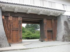 銅門。渡櫓門になっていて銅板で飾られています。