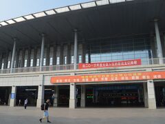 宜昌東駅の外へ。
ここは高速鉄道駅ながらなんとなくローカルな雰囲気。