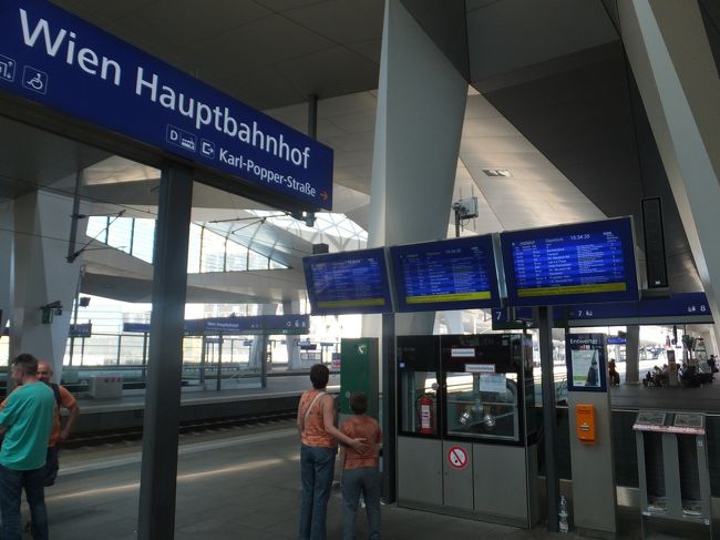 【ウィーン中央駅】<br /><br />１６時前出発の電車に乗り込みます。