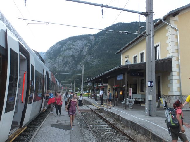 【ウィーン→オーバートラウン】<br /><br />１９時半ごろ、ハルシュタット湖畔の町、オーバートラウンの駅に到着。