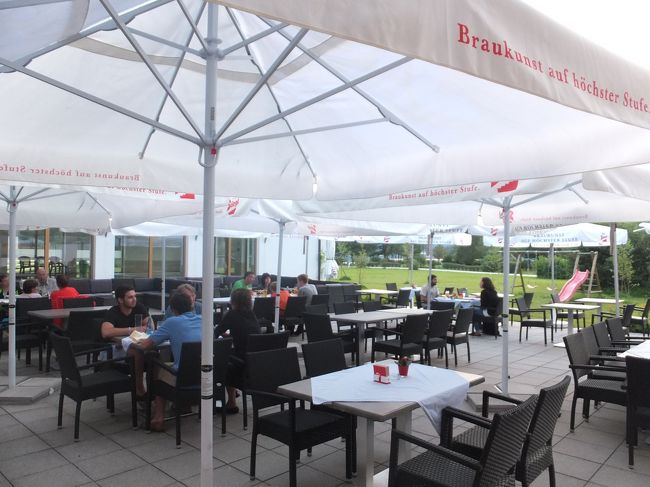 【夕食】<br /><br />食事は近くのお宿のレストランに。<br /><br />お客さんはまばらでした