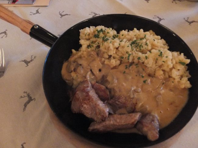 【夕食】<br /><br />ローストポーク。<br /><br />小麦で練った大量の付け合わせが、<br />意外とおいしく平らげてしまいました。