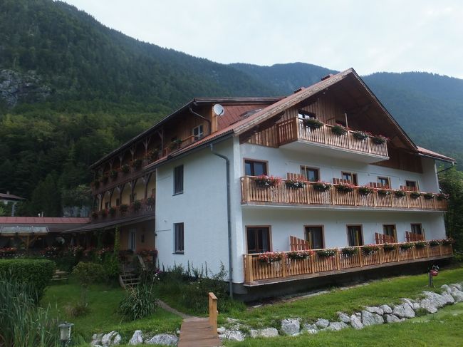 【オーバートラウンの宿】<br /><br />オーバートラウンの駅から徒歩数分、ハルシュタット湖畔のホテル<br /><br />Seehotel am Hallstättersee<br /><br />に２泊します。