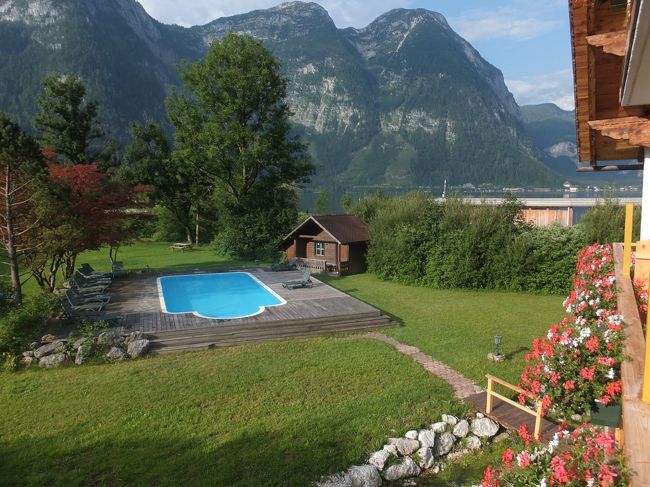 【オーバートラウンの宿】<br /><br /><br />ベランダからの景色。<br /><br />少しだけハルシュタット湖も見えます。