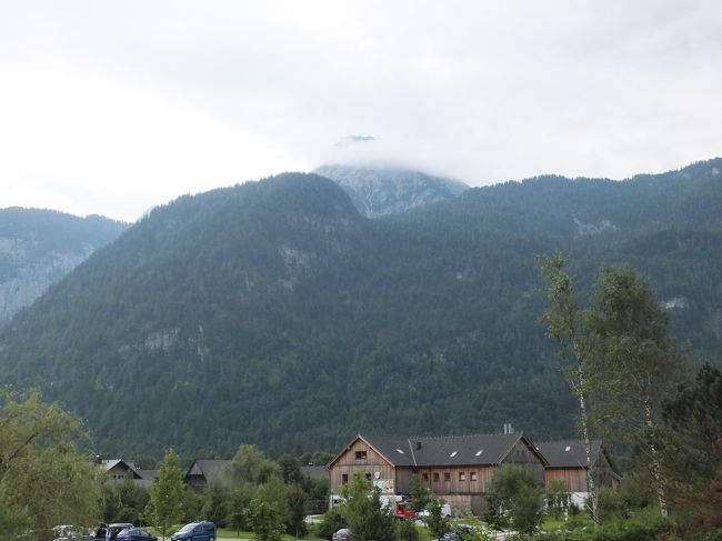 【部屋からの眺め】<br /><br />食事から戻ってくると、雲が広がっています。<br /><br />今日は、この旅で楽しみにしていたところの一つ、クリッペインシュタイン山の展望台ファイブフィンガーズに行こうと思っていましたが、<br /><br />部屋から見えるその展望台（と思われる場所）は雲がかかっています