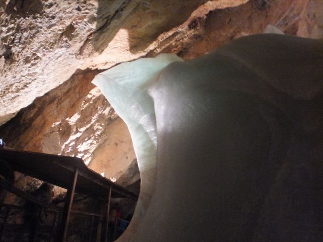 【クリッペンシュタイン】<br /><br /><br />天然の鍾乳洞と違うので、感動は少なかったですけど、氷の柱など、見ごたえがありました。