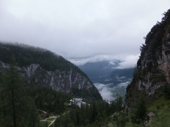 【クリッペンシュタイン】<br /><br /><br />アイスケイブから出てきたとき、少しだけ景色が広がっていましたが、やはり山頂は相変わらず雲で覆われています。<br /><br />後ろ髪ひかれながらクリッペンシュタイン山頂はあきらめ、下山し、ハルシュタットの街へバスで向かいます