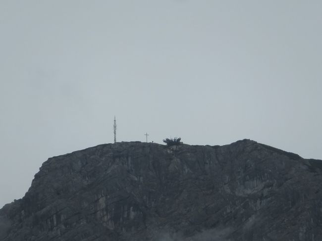 【ハルシュタット】<br /><br />船に乗っているときにクリッペンシュタインの山頂が見えました。<br /><br />望遠でちかづけてみると、ファイブフィンガーズがくっきりと見えます<br /><br /><br />また機会があればぜひ訪れてみたいです