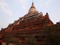 「シュエサンドー・パヤー」

１０５７年に建立。
ピラミッド状に、５層のテラスがある重厚感のある仏塔。
この仏塔の内部に、モン族が所有していたお釈迦様の遺髪が収められているとか。
シュエサンドーの「サンドー」とは、ビルマ語で「聖髪」の意味なんだそう。






