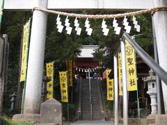 聖神社へ。駐車場は一台分空いてました。やっぱ最近参拝者が増えてます。