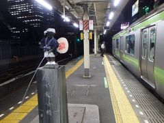 21:47

ＪＲ浜松町駅。

今となっては、日本一の衣装持ちにおはせられまするこの方の

まだ寒々しく素っ裸で苦労されていた時代も、私は覚えています。

来る日も来る日も

休まれることもなくこの場所に立ち続けて

時代の流れを見つめて来られたのですね。

いろんな出来事がこのホーム上であったことでしょう。。

永年のお勤め、本当にご苦労様です。

時を経ても、いつまでも変わらず皆に愛される存在でいて下さい。