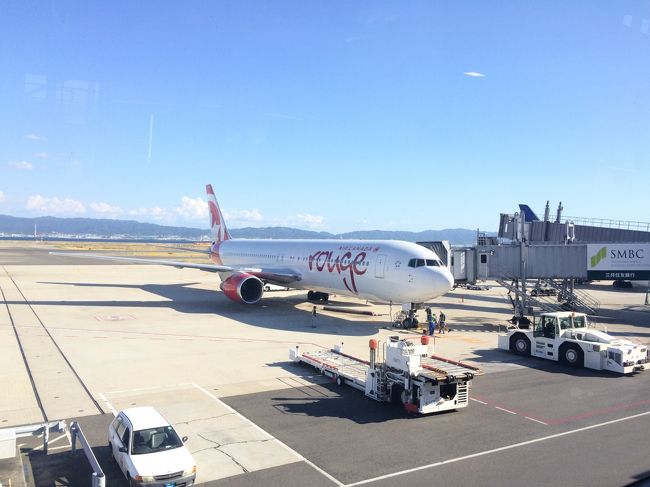 Flight1:26 Aug 16:25 AC1952 KIX→YVR 26 Aug 9:55<br /><br />よくわかってなかったのですが･･･関空-バンクーバ便はエア・カナダ ルージュが運行しているようです。<br />前の座席に画面がついてないかわりに、機内ネットワークWifiに自分のiPadなどをつないでエンタテイメント・システムを使ってくださいというのがちょっと変わっている（？）ところ。<br />理由はコスト削減で、そのぶん若干チケット代も安くなっているようです。<br /><br />エンタテイメントアプリはちゃんとダウンロードして使えましたが、画面がつきっぱなしになっちゃう。どんどん電池が減ります。<br />ちゃんとタブレットなどを充電できるように電源は座席足元にありますが、2人で1口なので、家族や友人と座ってるときはともかく、1人旅のときはいまいちかも。<br />