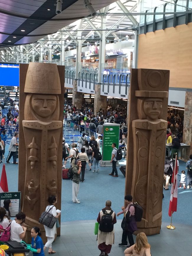 バンクーバー到着。<br /><br />26日の夕方便で出発したのに現地時間は26日午前10時。<br />日付変更線をまたぐとこういうことになるんですね。<br />どうせ帰りには同じだけ失うのですが、なんだか得した気分です。<br /><br />（ホテル予約時にうっかり26日分のホテルの予約を忘れそうになったことはここだけの秘密です）