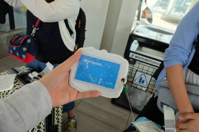 怖いお姉さんの尋問をうけ（ただの入国審査）入国完了<br />バンクーバー市内の交通機関で使えるICカード、コンパスカードを購入