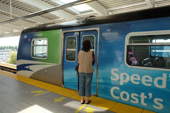 スカイトレインに乗ってダウンタウンまで移動しま〜す。