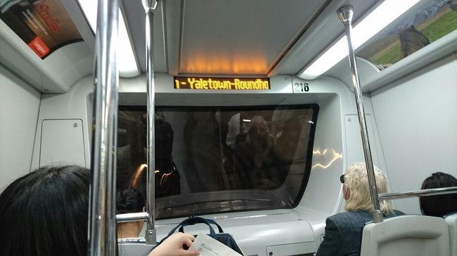 車内はこんな感じ<br /><br />Yaletown Roundhouse Stationで下車。<br />あっという間にコンパスカードの残額が少なくなってしまったのでさっそくチャージしました。