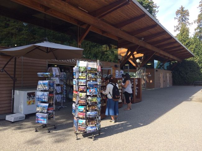 トーテムポールゾーンでおみやげ物屋さんに吸収される。