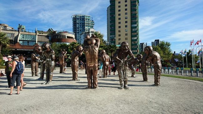 やっとスタンレーパークの入り口に戻ってきました。<br /><br />次は出発時に気になってきた、このへんてこなオブジェと記念撮影★<br />楽しみすぎてどんどん時間がたっていきます。<br />グランビルアイランドのビール試飲ツアー？に行きたかったのに、とっくに時間が過ぎていますよ！！<br />いくら時間があっても足りない･･･