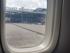 プーケット空港に到着しました。

バンコクからは1時間20分の空の旅。

2016年9月16日に国際線ターミナルがオープンしていました。
今までのターミナルは国内線専用で使用していました。

