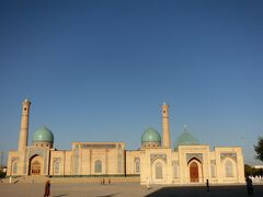 ハズラティ・イマーム・モスク

ここも広場が本当に広いです。
祈りを捧げるときには教徒がみんな集まるから広い場所が必要なんだ、との説明でした。確かにそうですね。