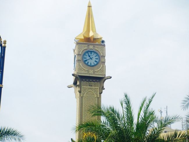 この   コタバル 時計塔は 有名らしく？  街の 南側に あり     迷い子に  なったら  目印です。    そして コタバルの  1番 観光地    戦争博物館へ   お伺い 致しましたが？    残念ながら  お休みで  ございました〜！      ついて ません。