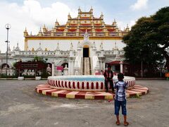 シュエナンドー僧院奥の、原付を停めた駐車場の奥に見えるのはMaha Atulawaiyan Kyaungdawgyi。
