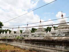 続いて原付で向かったのは、白いパゴダが延々と続くKuthodaw Pagoda。