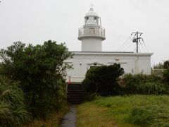 城ヶ島灯台。

関東大震災で土台から破壊されましたが、その後再建され今でも現役です。

このあたりから雨が強くなってきました。