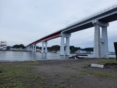三崎港から城ヶ島に渡るのに通る、城ヶ島大橋です。


普通車は１５０円。