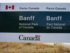 バンフ国立公園です。ゲートで入園チケットを購入して、車のフロントガラスに貼り付けます。出発!