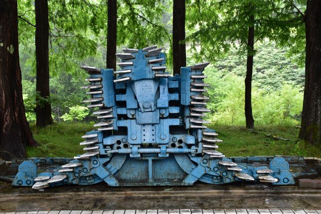 怪獣みたいな採炭機械<br /><br />これはドイツ製「ライスハーケンＳ３型ホーベル」で、三菱南大夕張炭鉱に昭和55年（1980）から導入され、平成2年（1990）に閉山するまで坑内の採炭に使用されていました。<br />