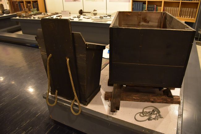 石炭の輸送<br /><br />明治・大正期の初期坑内運搬の主要用具は、炭車の通らない切羽から運搬坑道まで石炭の運搬に使われていました。<br /><br />磐（搬）箱は人間が背負い、スラ（橇）箱は人力によって引かれました。<br />磐箱はニシン漁場でニシンを運んだ「モッコ」にそっくりです。<br />