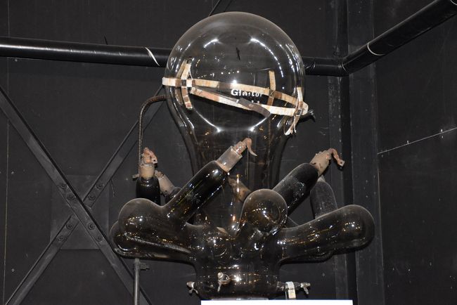 タコ頭<br /><br />坑内で働く人が使う安全灯の充電、資材・ズリなどを運搬する架空線式電気機関車の電源は直流です。<br /><br />交流を直流に変換する装置が必要となり、タコ頭のような水銀整流器で直流にしました。<br /><br />