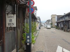 日田に到着。
豆田町で買い物をしようとしたら、軒並み閉店。
まだ開いてた酒屋で聞いたところ、午後５時までが多いとのこと。
到着は５時10分・・・。