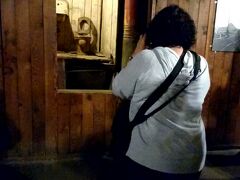 時間もあったのでシアトルの地下を探索出来るアンダーグラウンドツアーに参加してみました。
一人20ドルでした。
木製の洋式トイレです。
説明してくれるお姉さんが分かりやすく、軽快な説明をしてくれるのですがお腹減ってきた(笑)