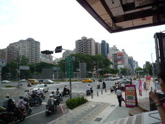 大八大飯店で高級料理 2009/09/24

大八大飯店で昼食。親戚が小港からきたので真向かいにある大八大飯店で食事をしました。大人七人で４２００元、薄めの味で旨かったです。久しぶりで高級料理（？）を堪能しました。サラダ、子羊のステーキ、烏賊の炒め、ホタテの炒め物、魚料理、フルーツがついた。おばさんから立派な果物をいただいきました。