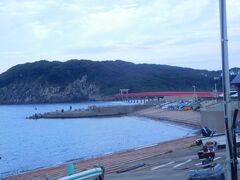 赤い橋の向こうは雄島です