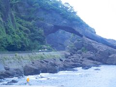 この写真です

呼鳥門


風と波の侵食作用によってくり抜かれて出来た天然のトンネルです。