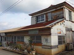 こちらが大東そばのお店。
地図や資料によって伊佐商店と書いてあったり、富士食堂と書いてあったりしますが、大東そばのお店は一軒だけです。