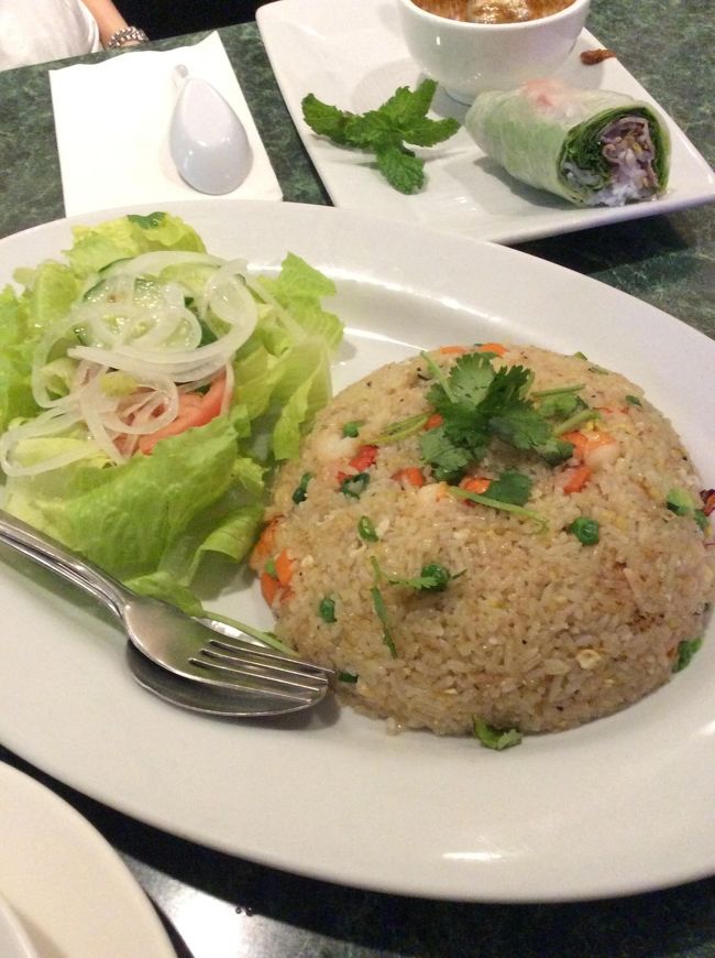 ワイキキ北部にある街カイムキ。タクシーで片道$20。坂を登っていったところにある「ハレベトナム(Hale Vietnam)」に行く。<br />ハワイ1140 12th Ave, Honolulu, HI 96816 <br /><br />チャーハン、生春巻き、フォーを注文。美味しい。ビールも1本注文して、全部で42ドル。リーズナブル。