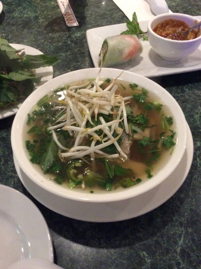 こちらはフォー。もやしや香草をたっぷり入れて頂く。スープの味が美味しい。<br /><br />ハレベトナムで食べた後は、隣のジェラート屋さんでアイスを食べる。<br />「ヴィア・ジェラート（Via Gelato）」<br />1142 12th Ave, Honolulu, HI96816<br /><br />後から調べたら、ここも人気スポットのよう。ウォールナッツ味を食べる。<br /><br />