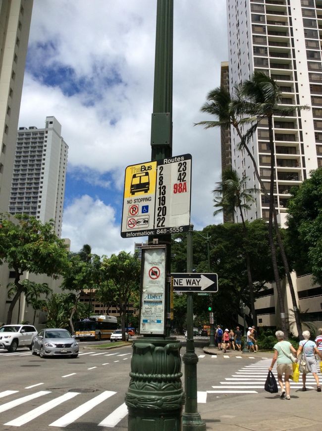 ワイキキの街。<br />ザ・バス乗り場。