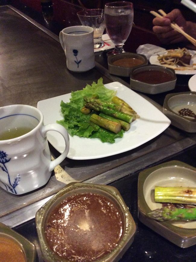 ２日目の夕飯は、ホテル内の鉄板焼きの店。「紅花(Benihana)」<br />サーロインステーキ、アスパラガス、ホタテを食べる。