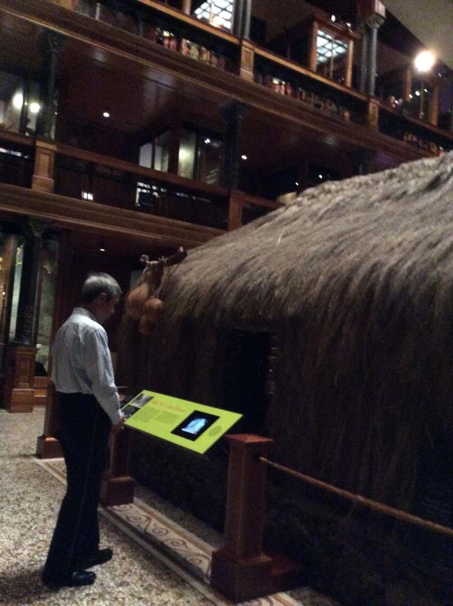 茅葺きの古代家屋の前。インターネットで解説を聞くことができる。<br /><br />13:30の日本語ツアーでは、ハワイアンホール横の、「カヒリルーム」も案内いただき、ハワイ王朝の歴史を見ることができた。